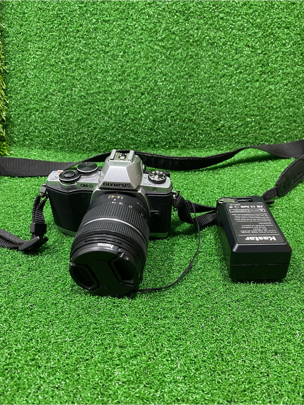 Olympus OM-D-E M10 Mirrorless Camera Silver and Black with 14-42mm Limix Lens